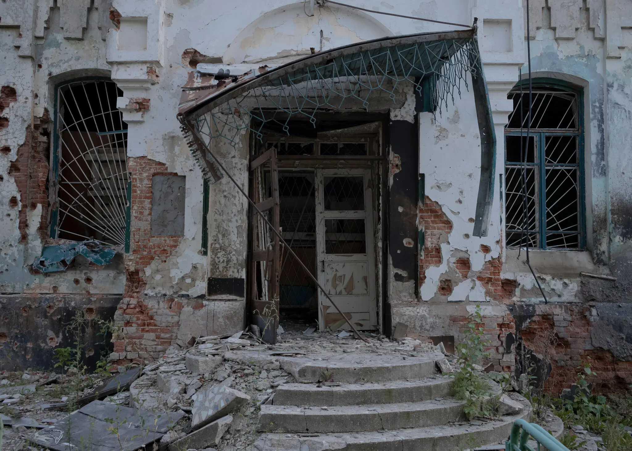 Сильно пошкоджена будівля в Ізюмі. Страх нових руйнувань висить над містом